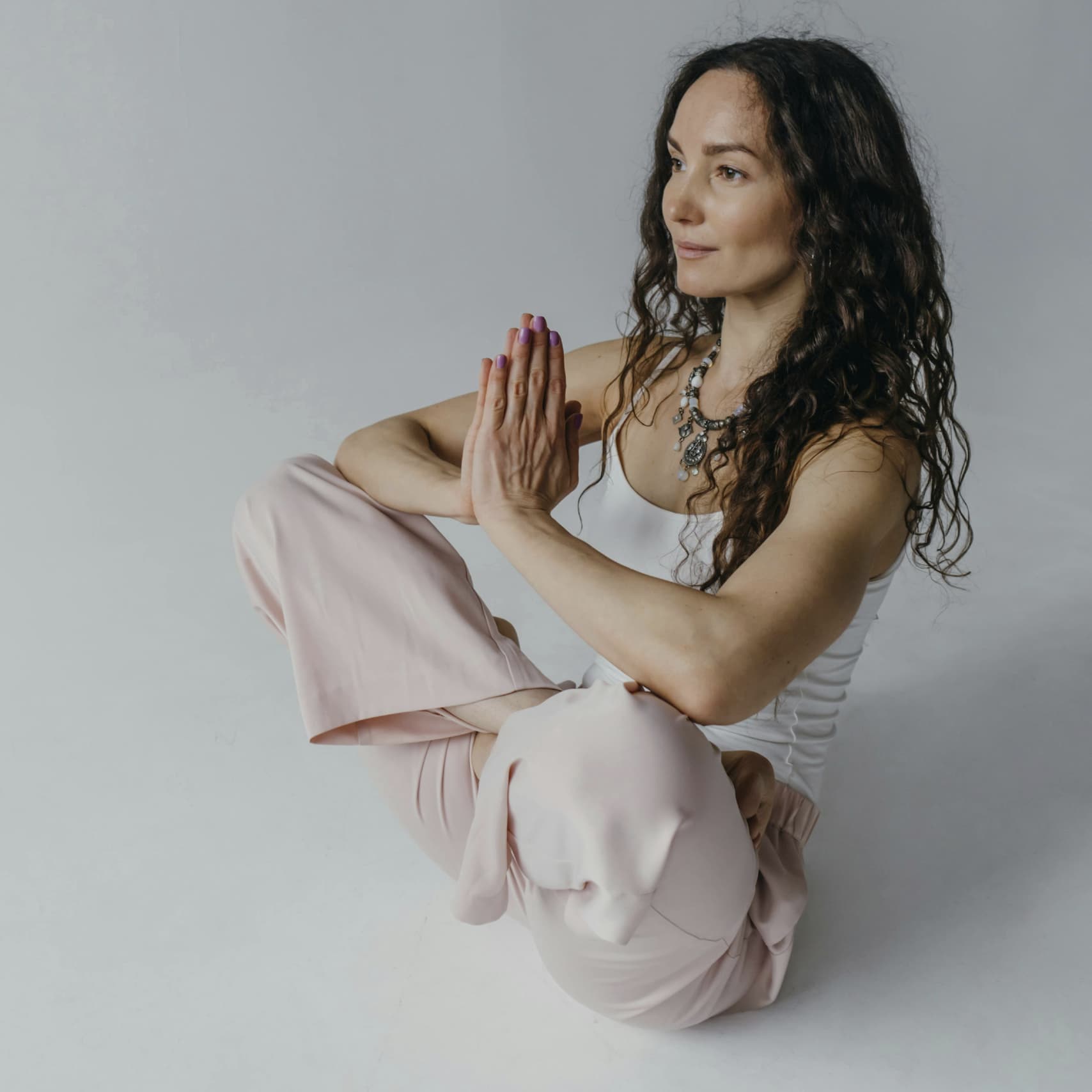 Yoga restaurativo yoga style hero background